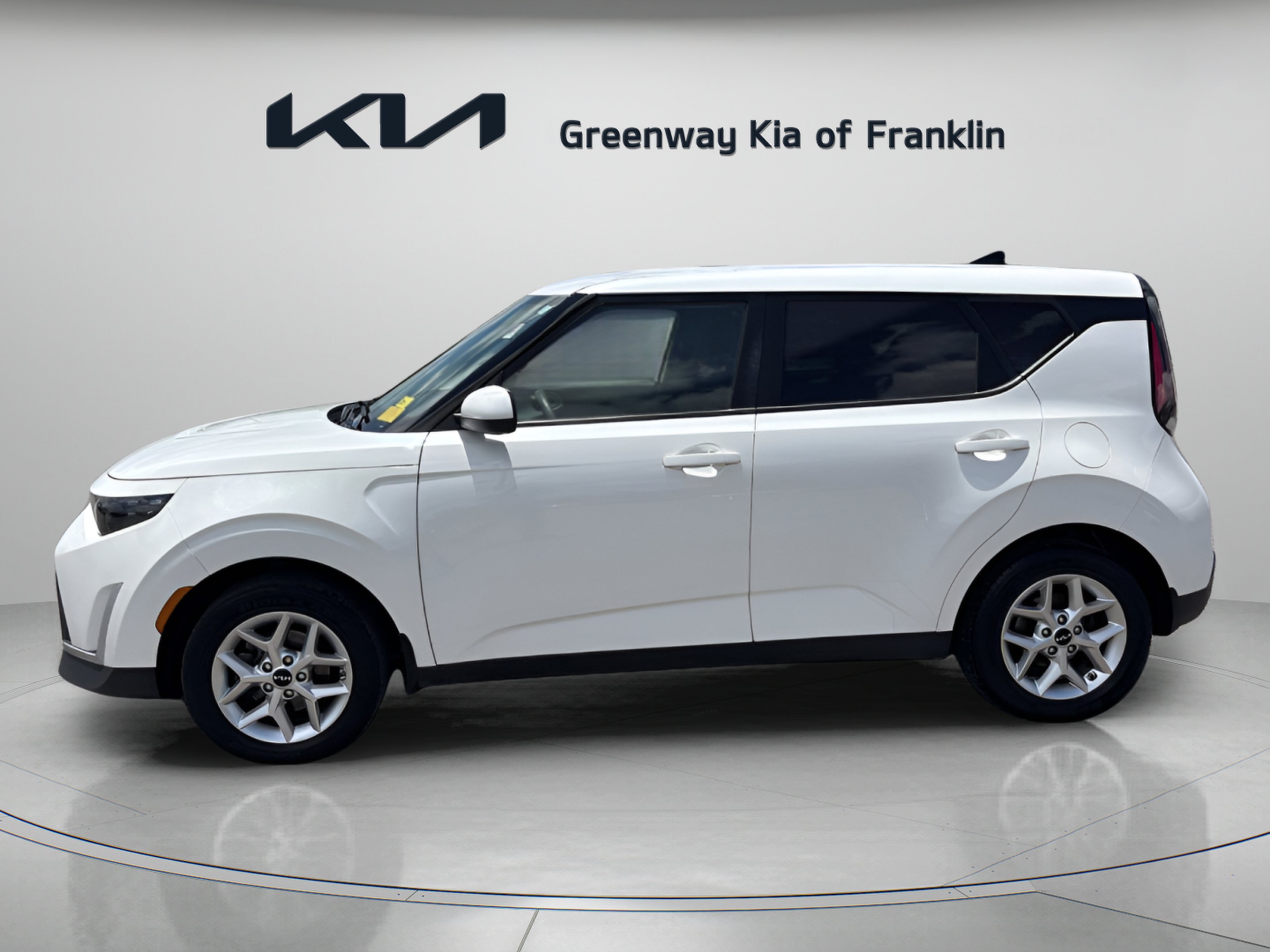 Used 2023 Snow White Pearl Kia LX image 4