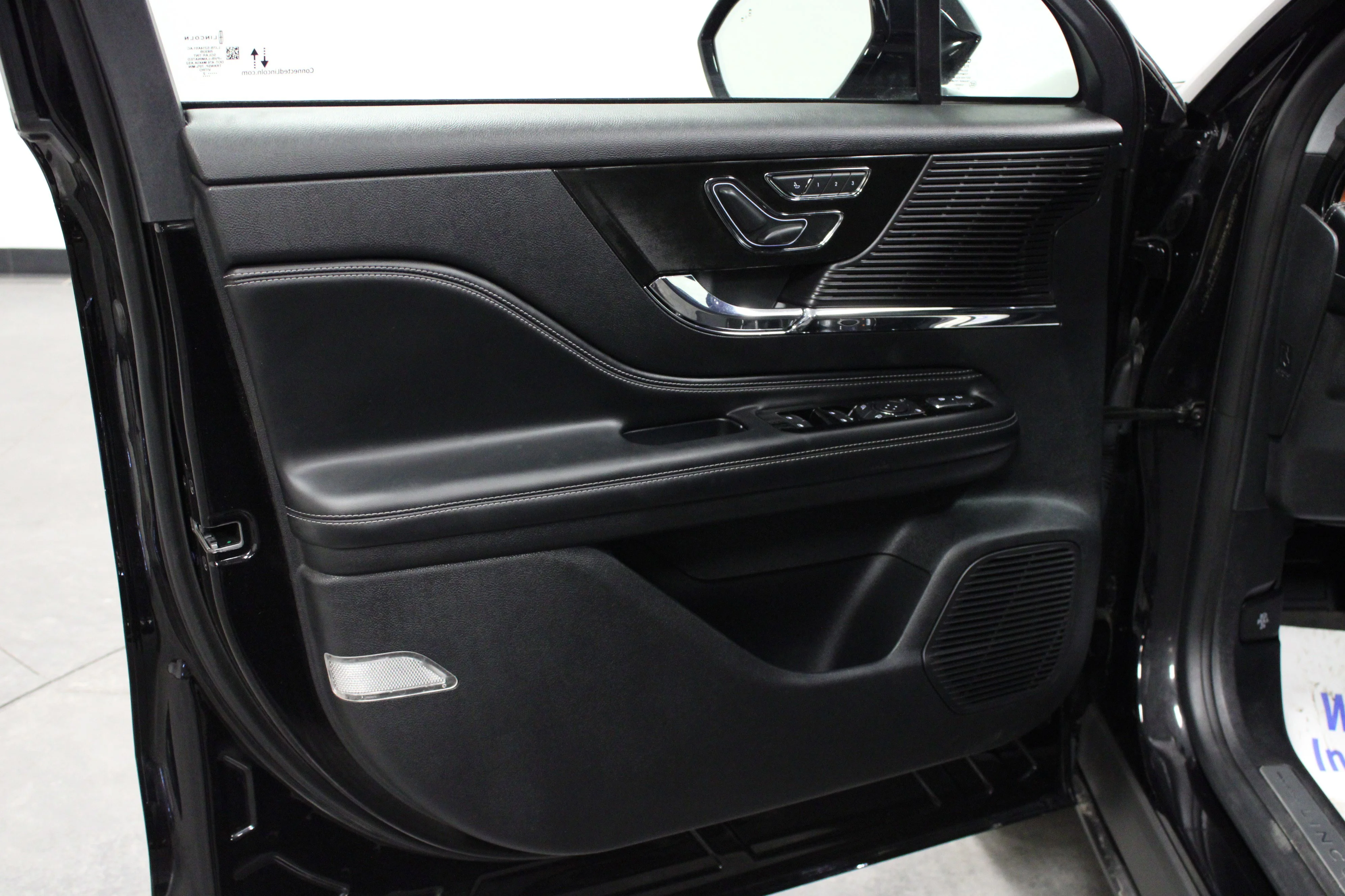 Used 2022 Black Metallic Lincoln Reserve image 11