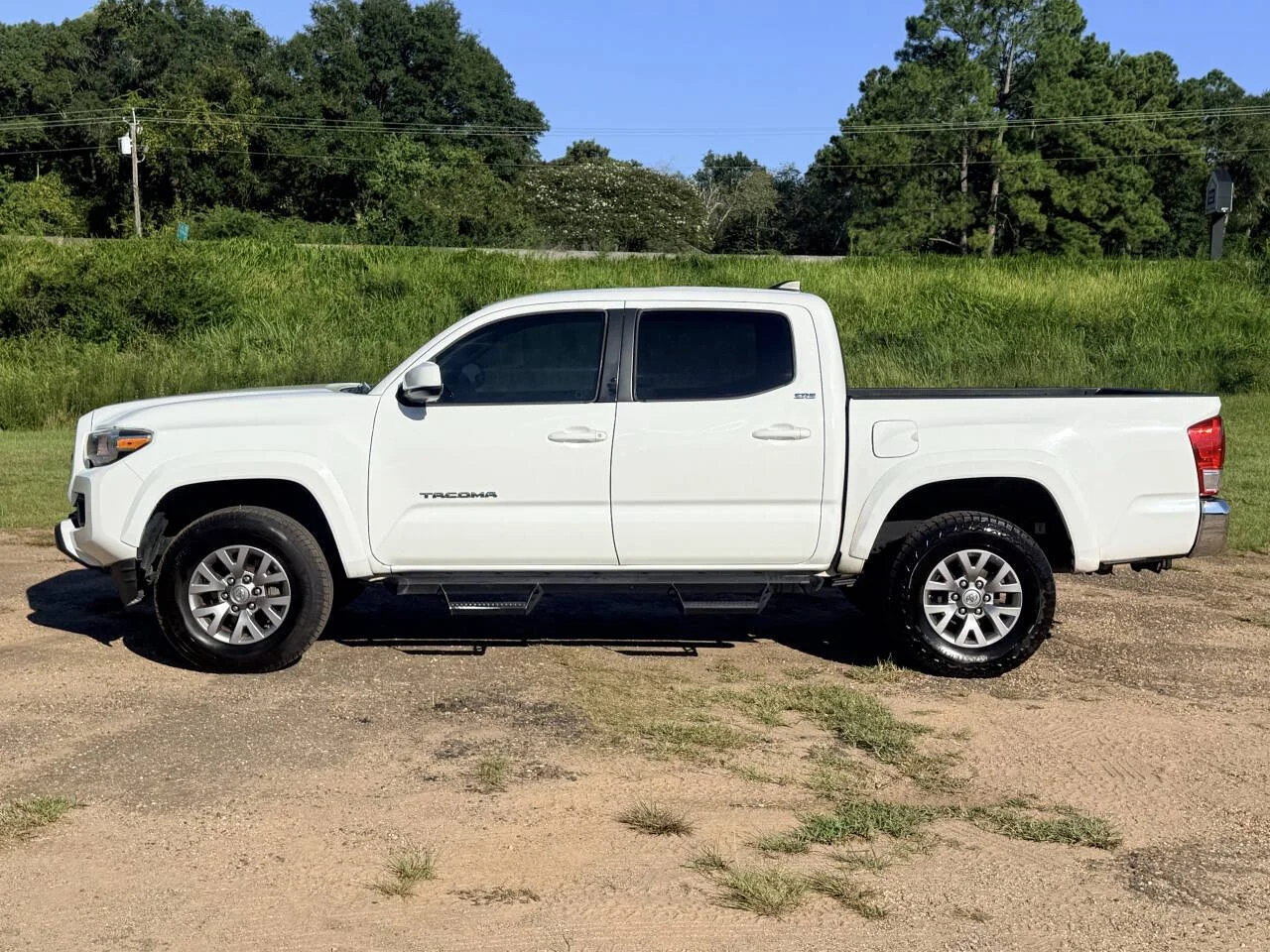 Used 2017 White Toyota SR5 V6 4x2 4dr Double Cab 5.0 ft SB image 2