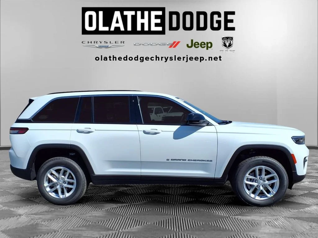 New 2026 Bright White Clear-Coat Exterior Paint Jeep Laredo X image 30