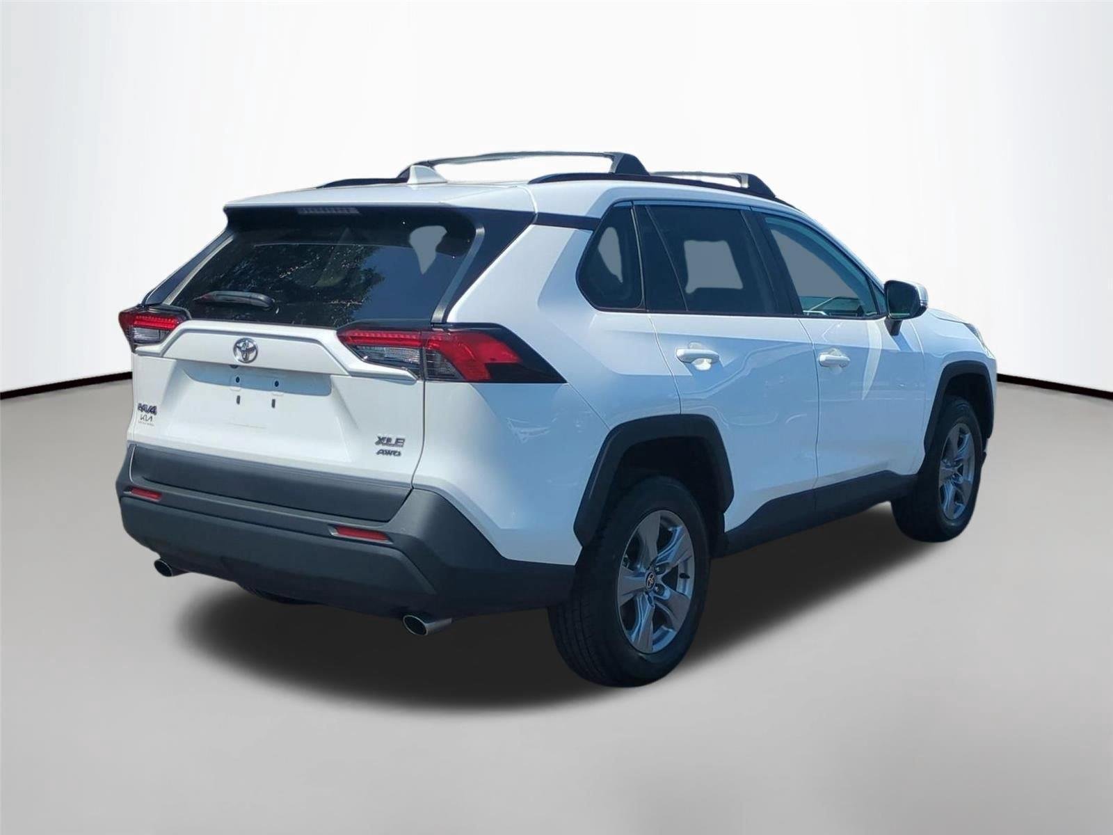 Used 2022 White TOYOTA  image 5
