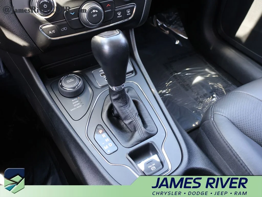 Used 2021 Silver Jeep Latitude Lux image 36