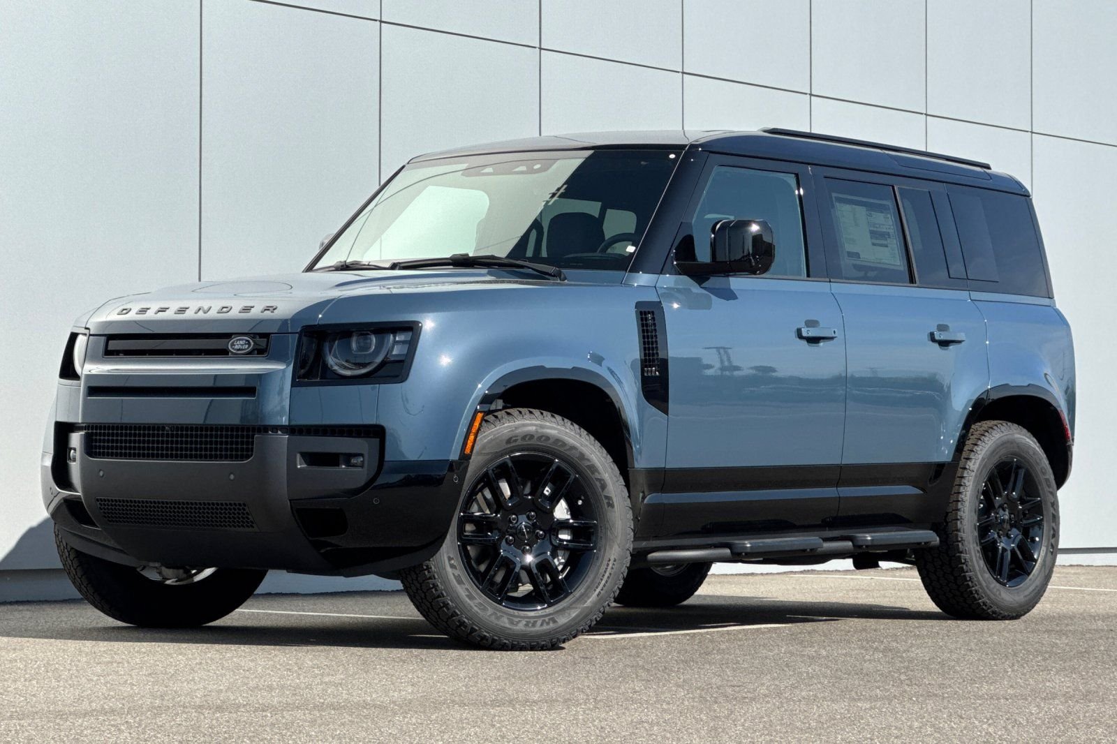 New 2026 Tasman Blue LAND ROVER X-Dynamic SE image 1