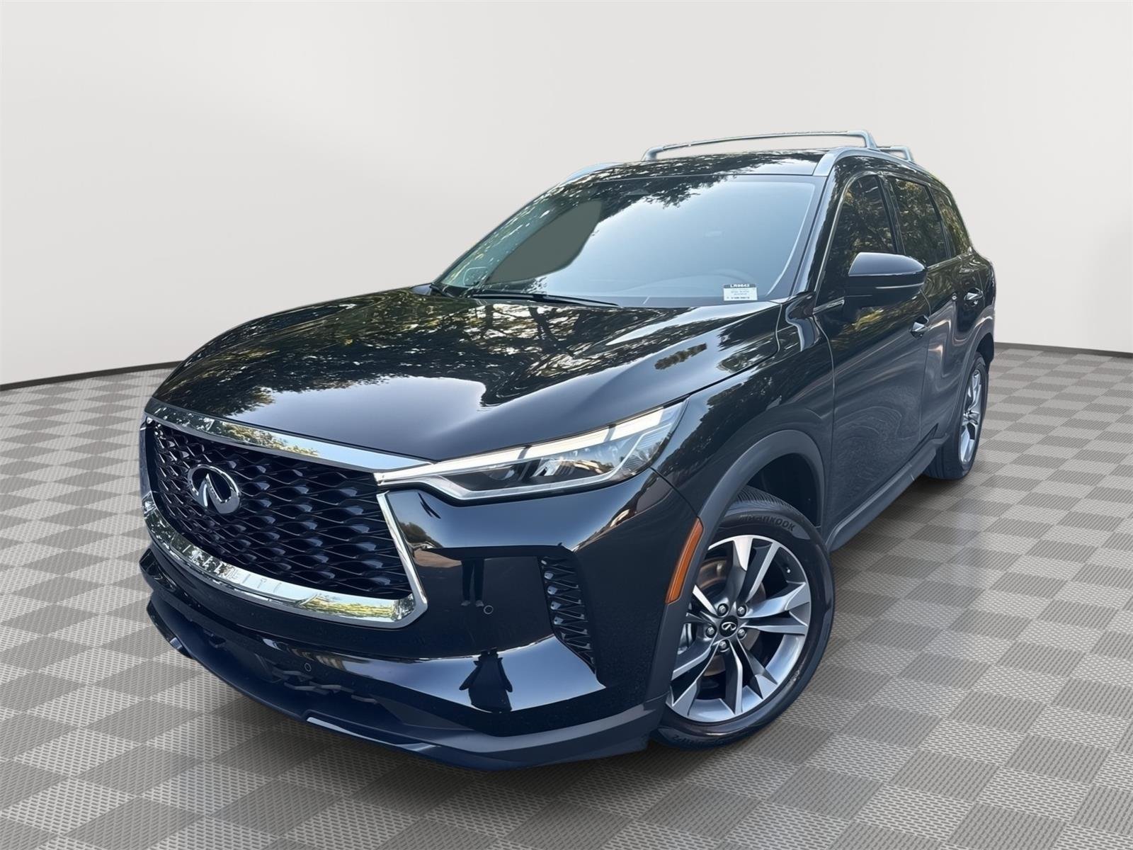 Used 2025 Mineral Black INFINITI LUXE image 2