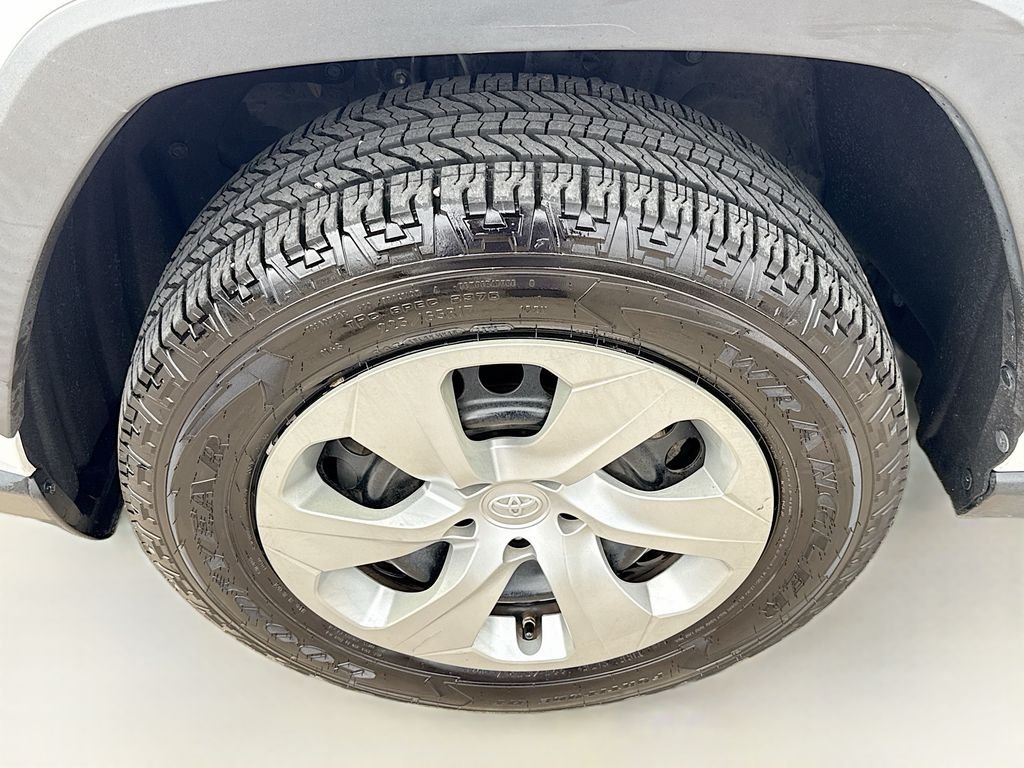 Used 2022 White Toyota LE image 29