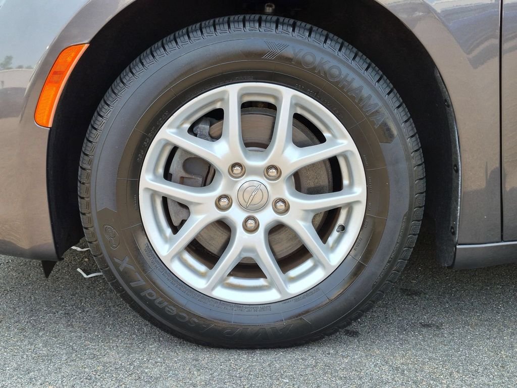 Used 2020 Gray Chrysler Touring L image 9