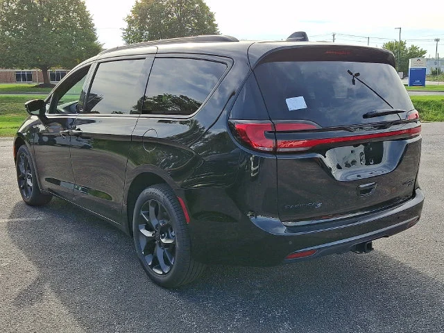 New 2027 Black Chrysler Limited image 4