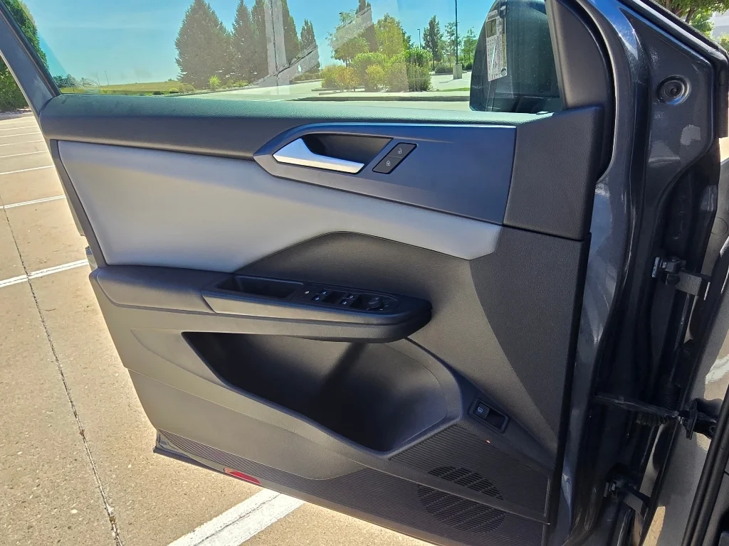 Used 2022 Platinum Gray Metallic Volkswagen SE image 18
