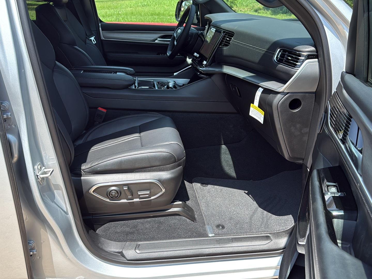 New 2026 Silver-Zynith Exterior Paint Jeep Limited Altitude image 32