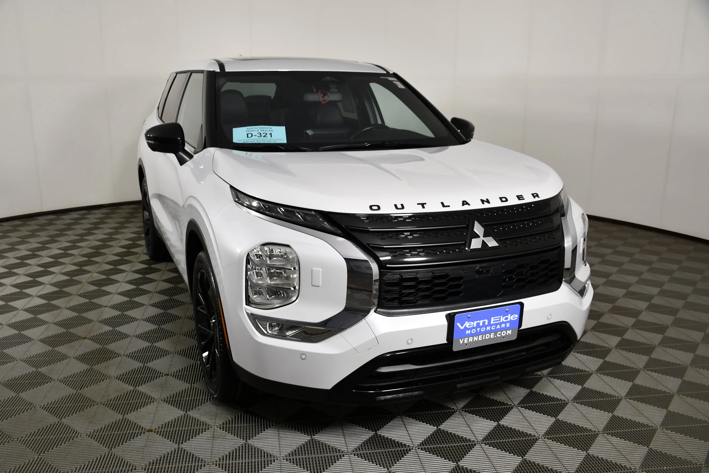 Certified Used 2024 White Diamond Mitsubishi SE Black Edition w/Pano Roof image 3