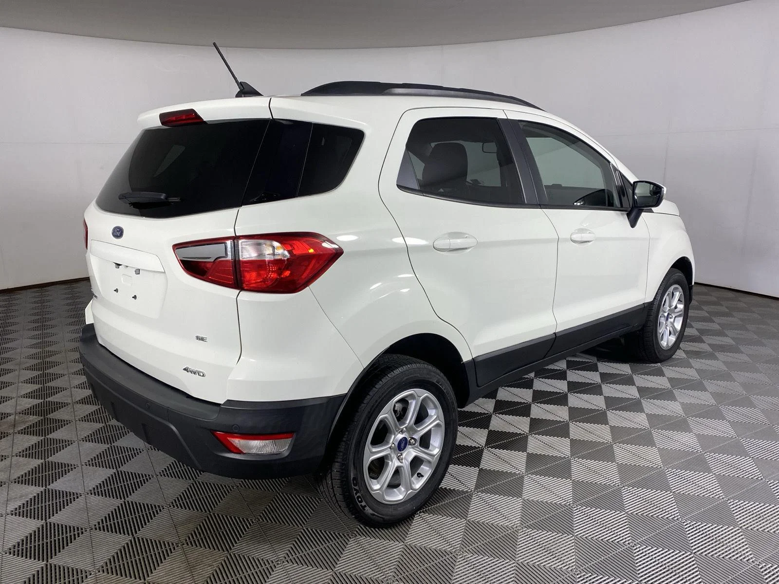 Used 2019 Diamond White Ford SE image 11