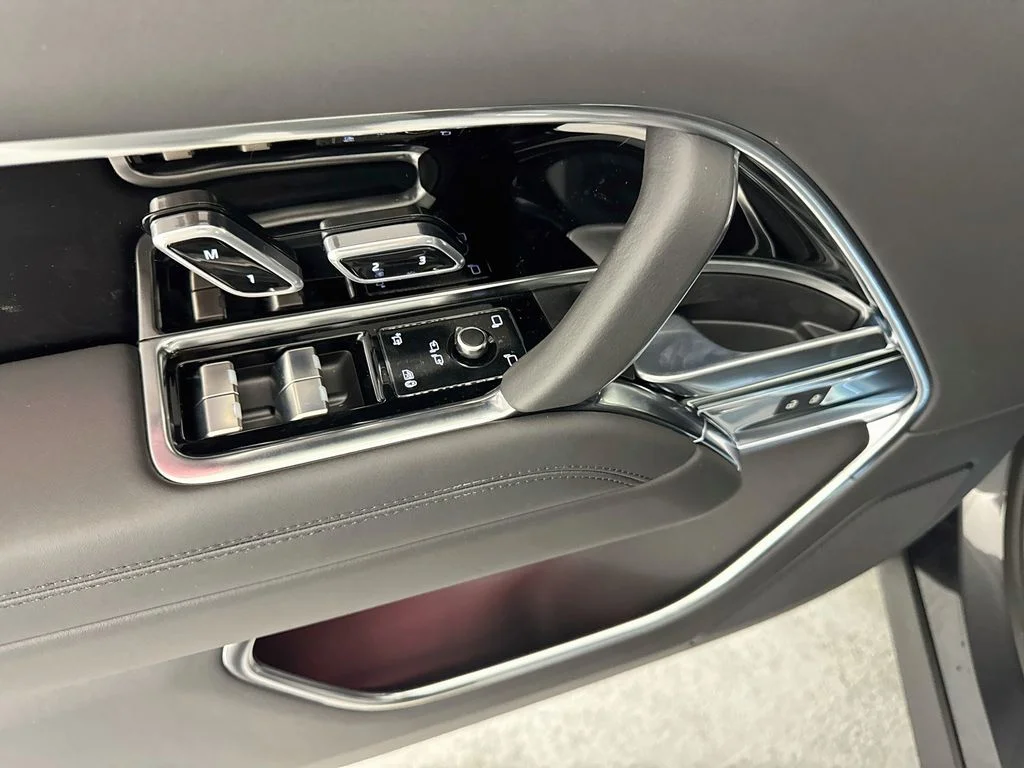 New 2026 Carpathian Grey Land Rover SE image 18
