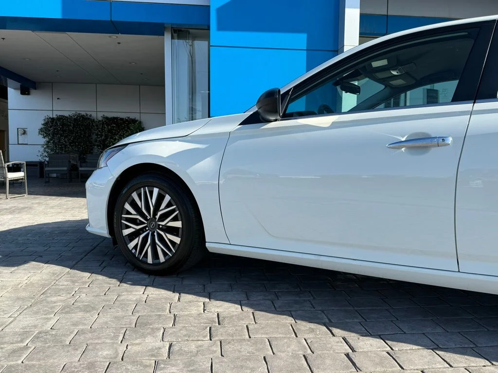 Used 2025 White Nissan 2.5 SV image 9
