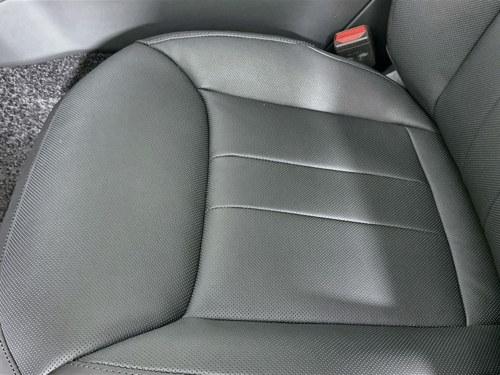New 2026 Santorini Black Land Rover SE image 21