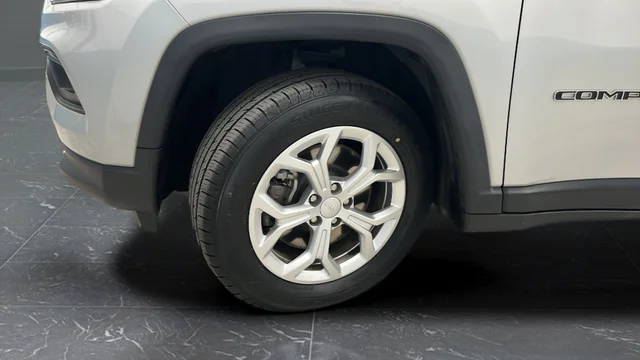 Used 2024 Silver Jeep Latitude image 33