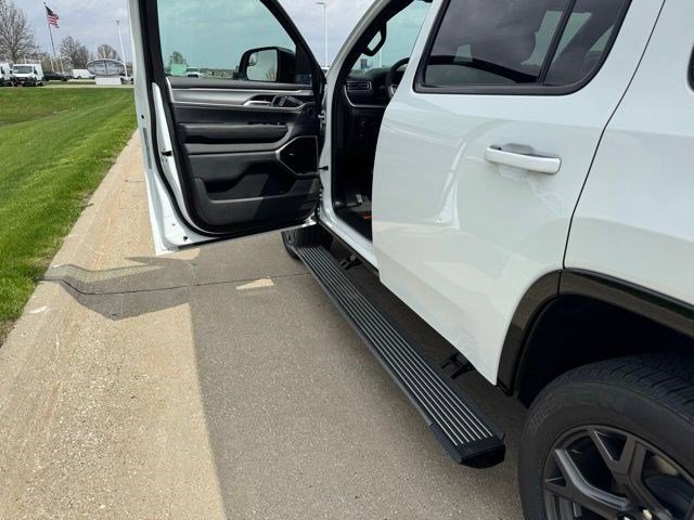 New 2026 Bright White Clear-Coat Exterior Paint Jeep Limited Altitude image 7