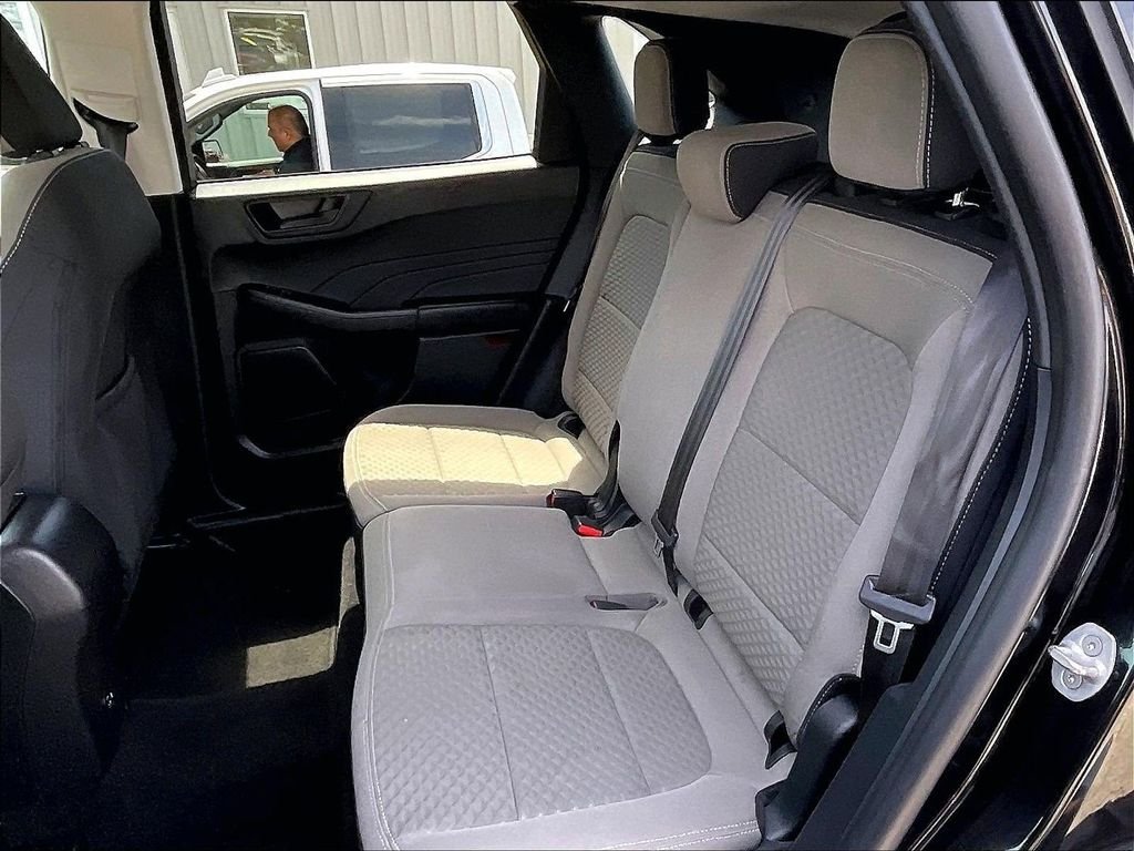 Used 2022 Black Ford SE image 15