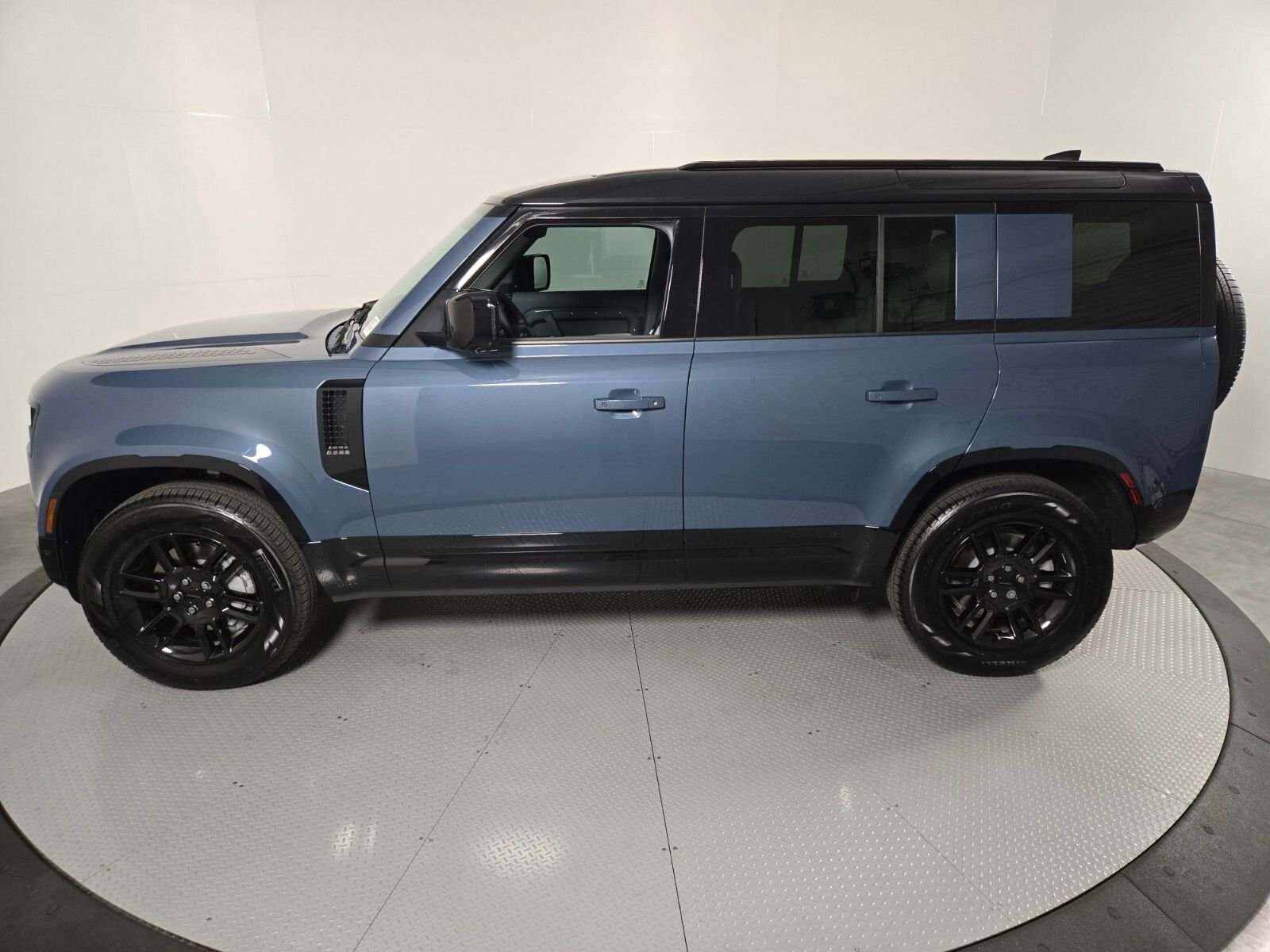New 2026 Tasman Blue Land Rover X-Dynamic SE image 8