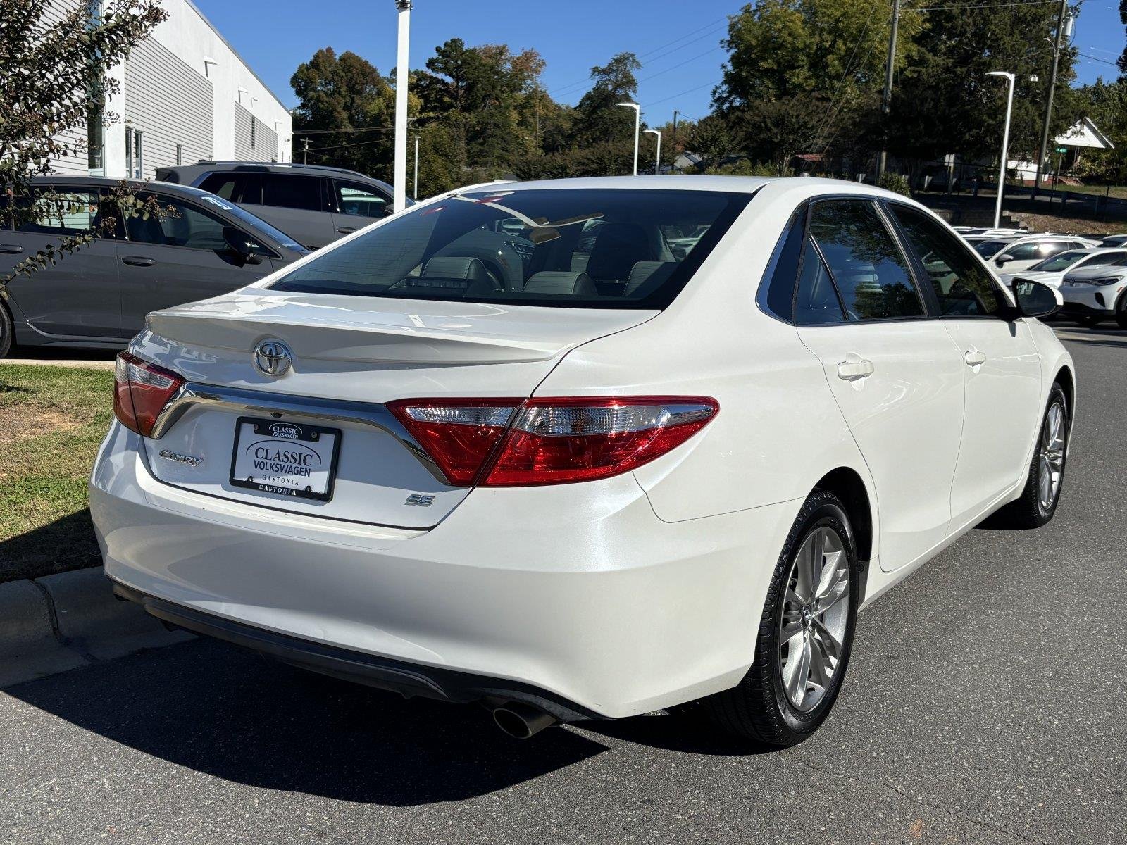 Used 2017 Blizzard Pearl Toyota SE image 5