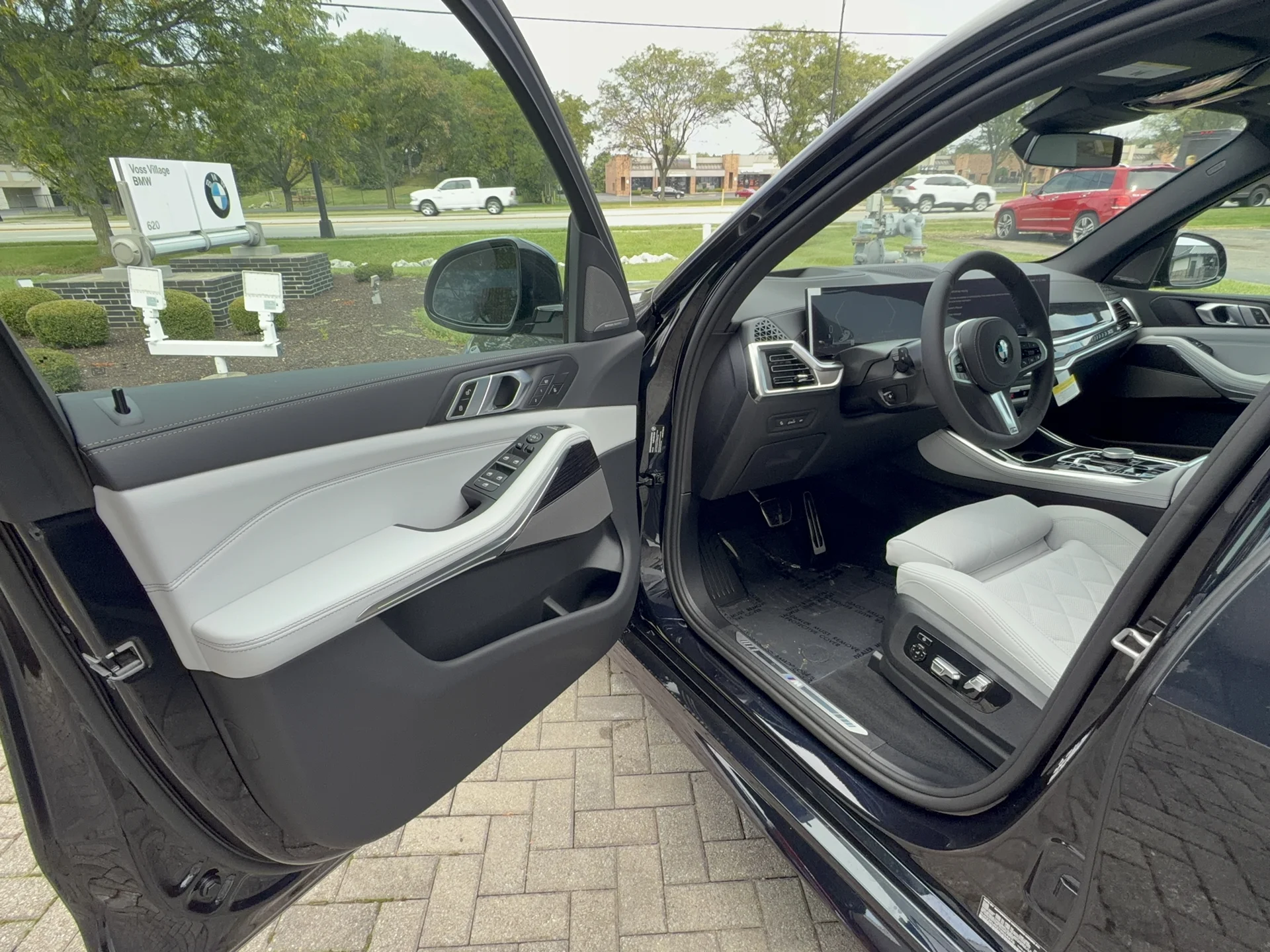New 2026 Carbon Black Metallic BMW xDrive40i image 9