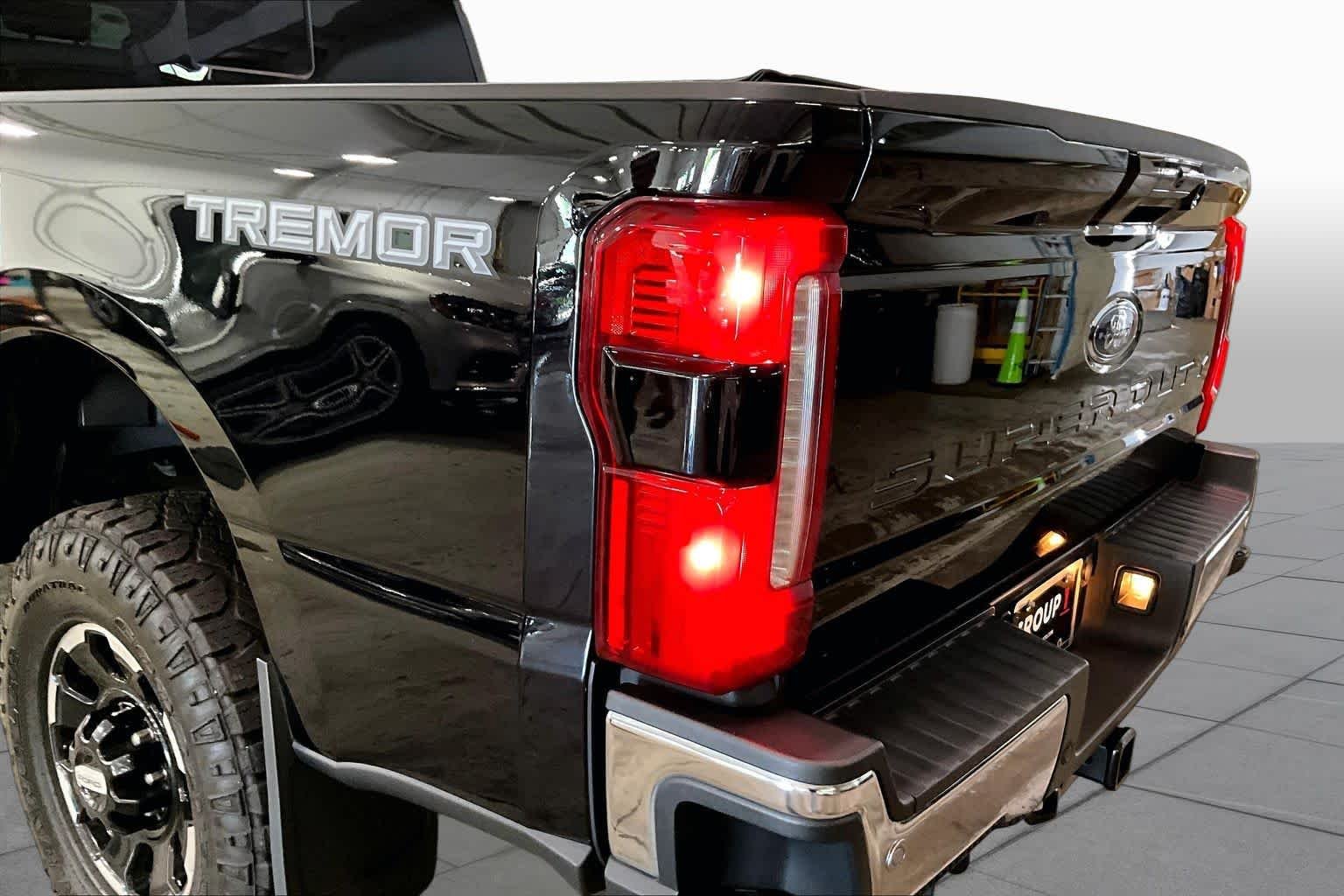 Used 2025 Agate Black Metallic Ford LARIAT image 28
