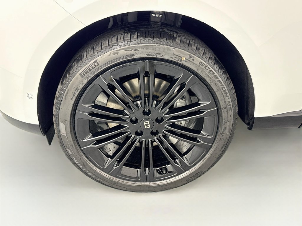 New 2027 Fuji White Land Rover SE image 32