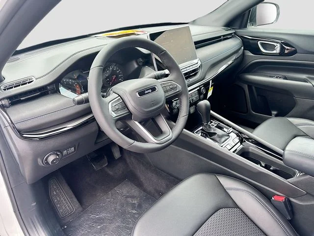 New 2026 Bright White Clearcoat Jeep Latitude image 7