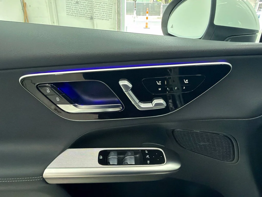 New 2027 White Mercedes-Benz GLC 300 image 19