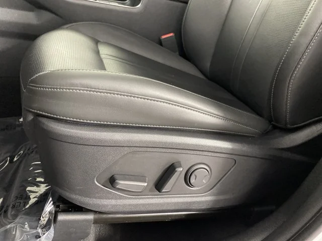 Used 2025 White Kia S image 17