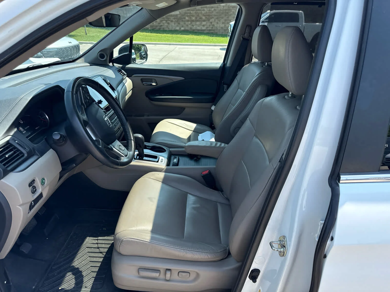 Used 2020 Platinum White Pearl Honda EX-L w/Navi & RES image 9