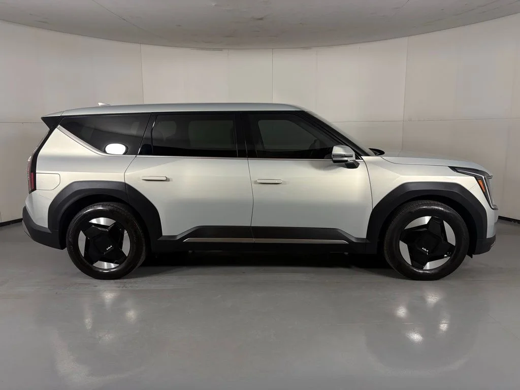Used 2024 Ivory Kia Light image 9