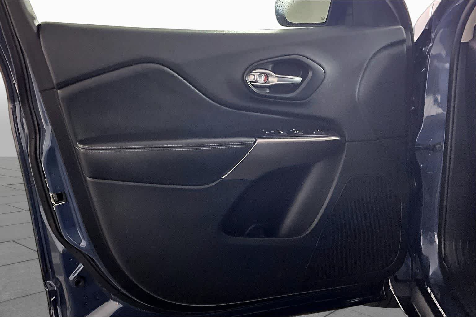 Used 2020 Slate Blue Pearlcoat Jeep Latitude Plus image 30