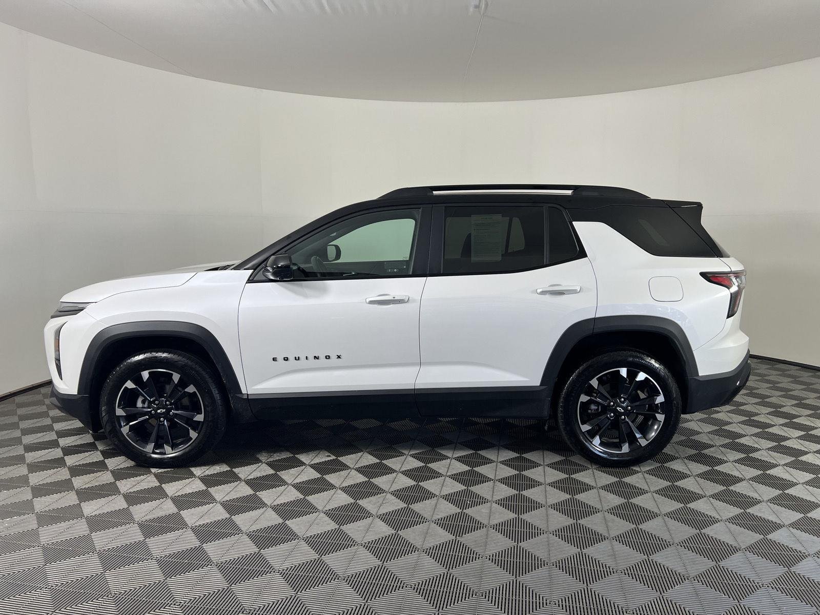 Used 2025 Iridescent Pearl Tricoat Chevrolet AWD RS image 29