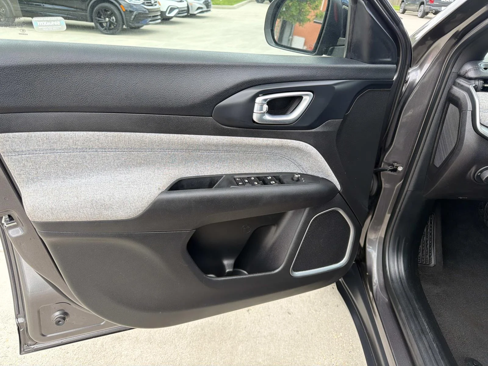 Used 2024 Gray Jeep Latitude 4x4 image 18