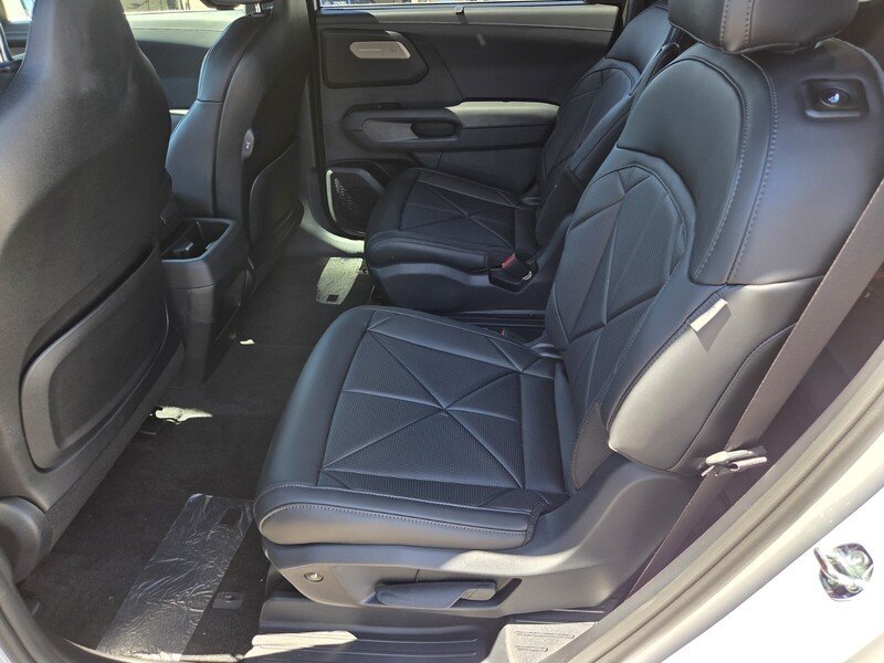 New 2027 Glacial White Pearl Kia EX image 7