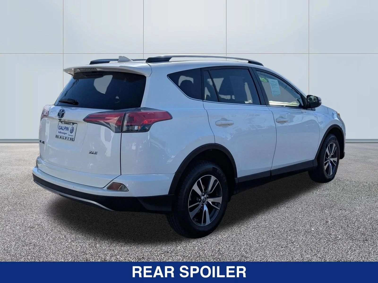 Used 2017  Toyota XLE image 5