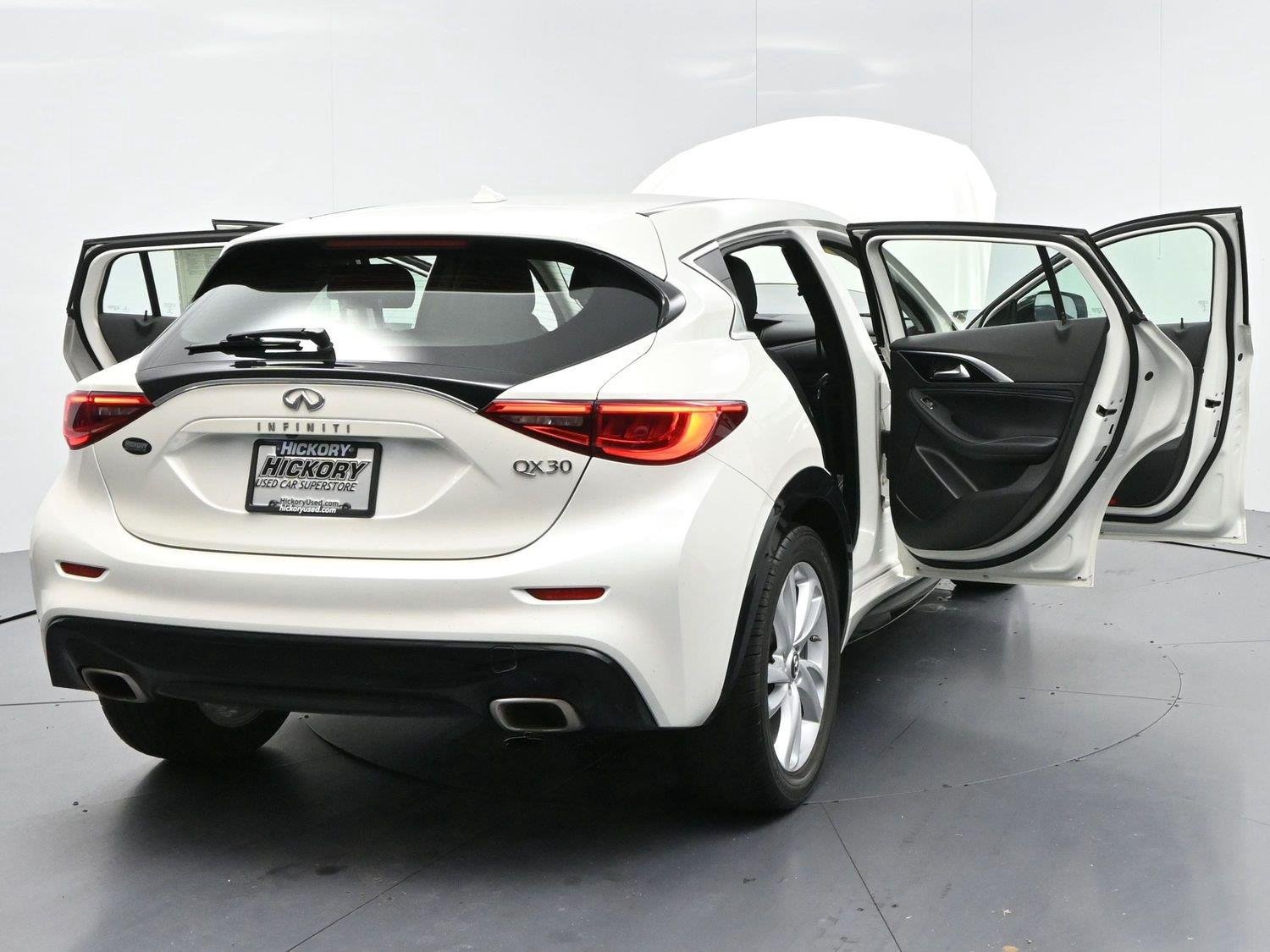 Used 2018 Majestic White INFINITI Base image 37