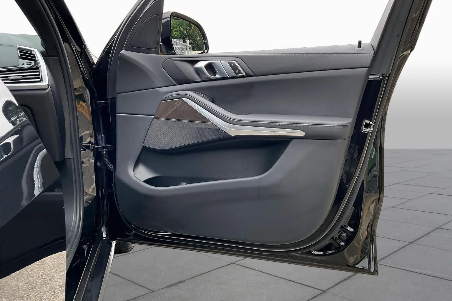 Used 2022 Black Sapphire Metallic BMW xDrive40i image 22