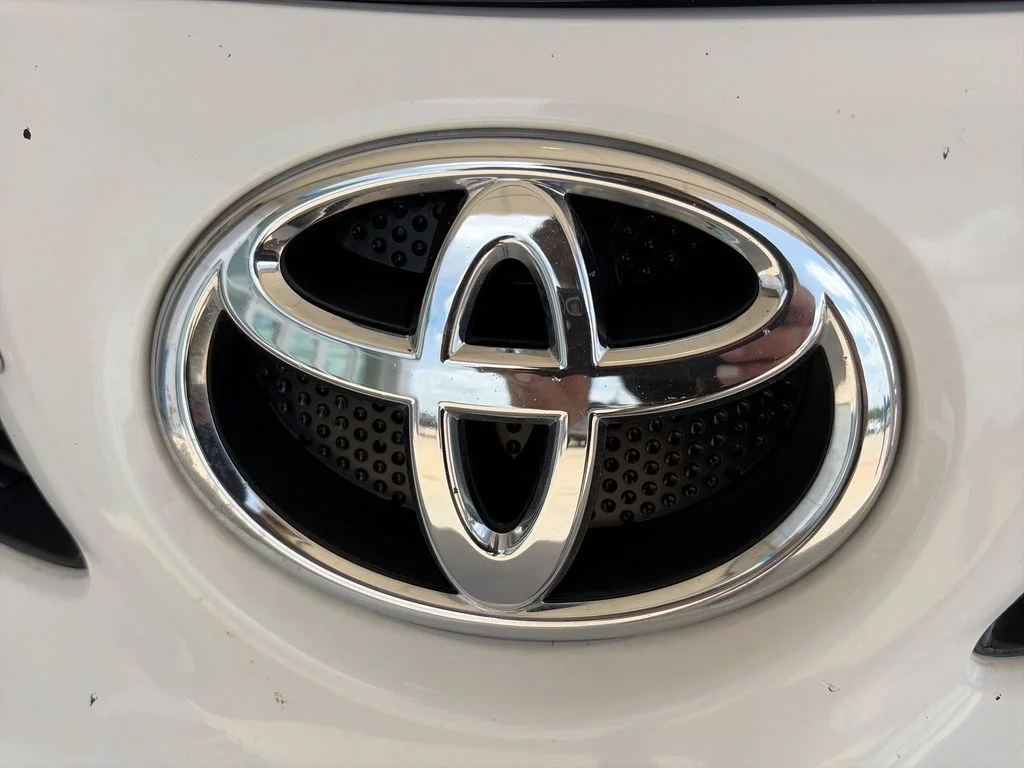 Used 2013 White Toyota LE image 33