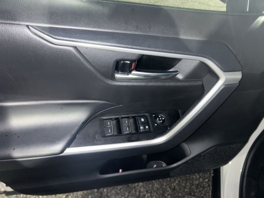 Used 2025 White Toyota XLE image 17