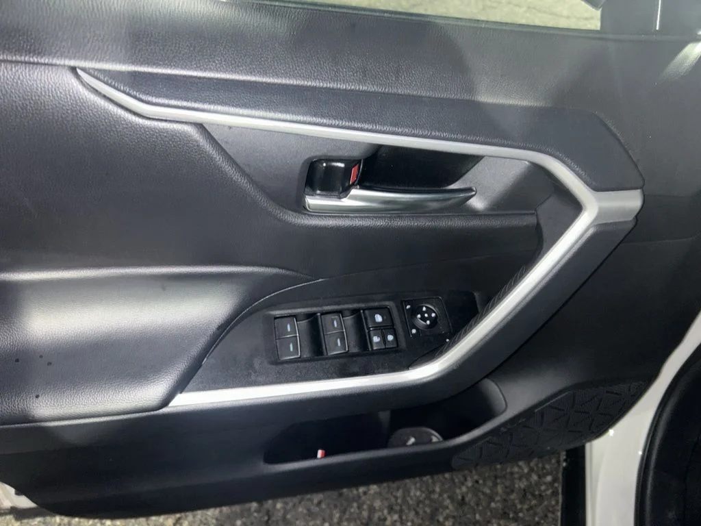 Used 2025 White Toyota XLE image 17