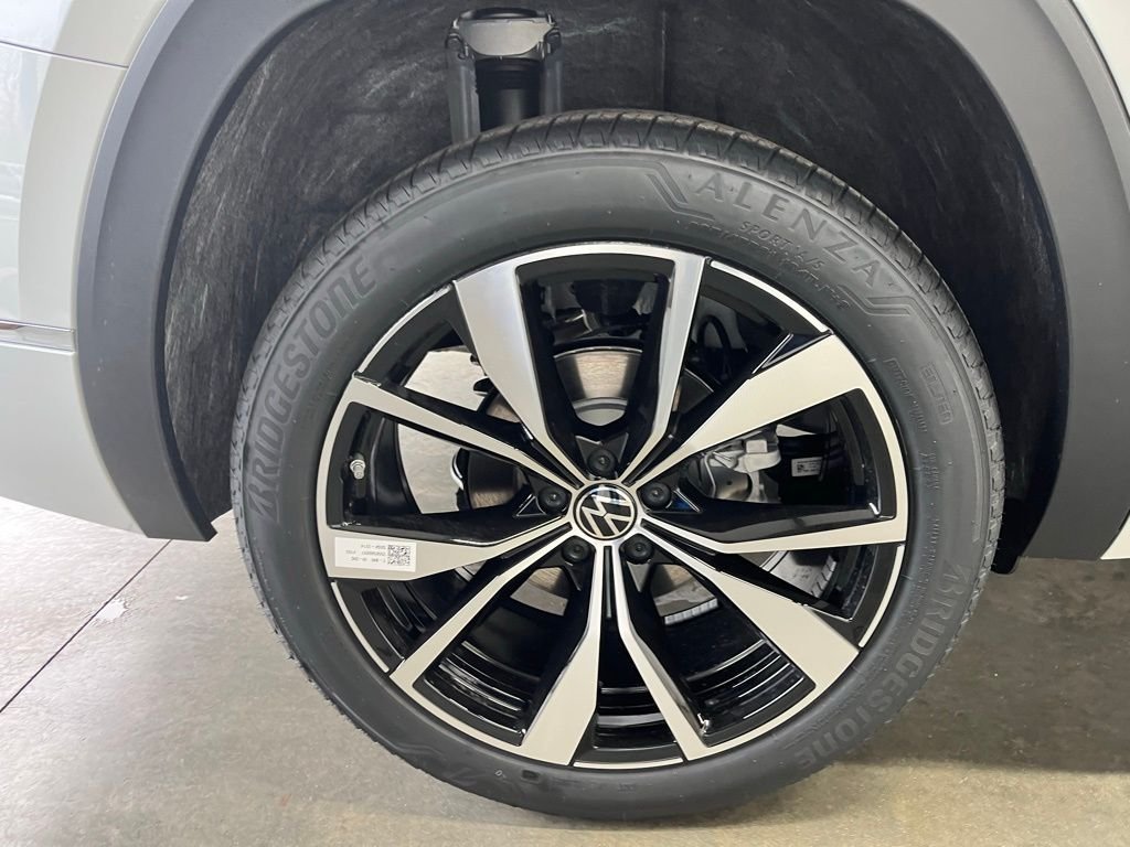 New 2026 White/off-white Volkswagen 2.0T SEL Premium R-Line image 30