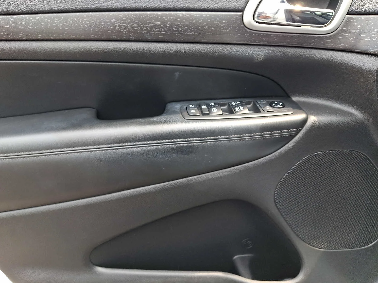 Used 2018 Bright White Clearcoat Jeep Altitude image 12