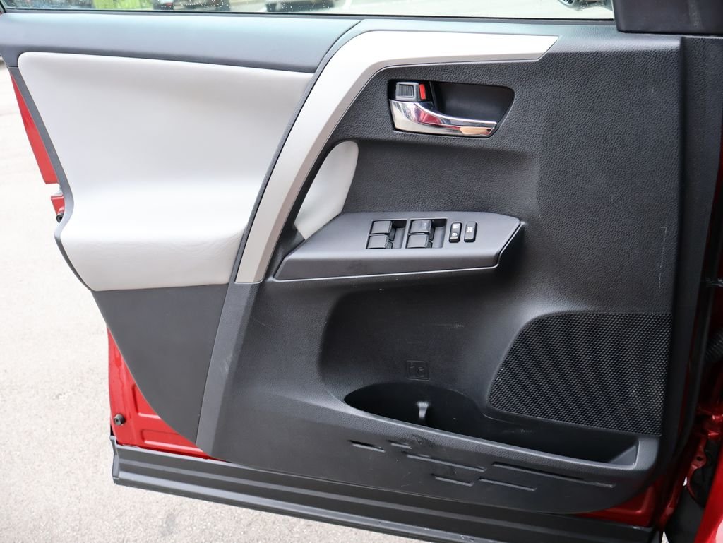 Used 2018 Red Toyota XLE image 26
