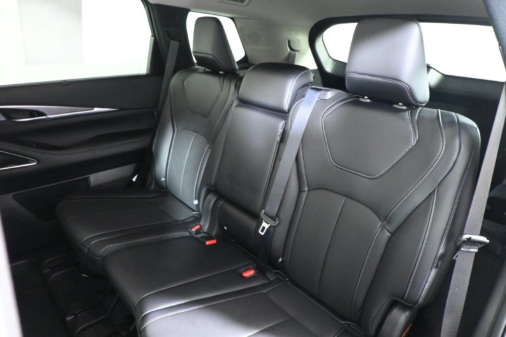 Certified Used 2026  INFINITI LUXE image 4