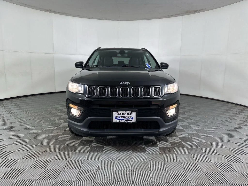Used 2019  Jeep  image 8