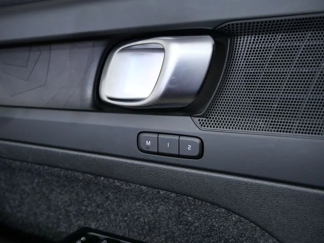 Used 2023  Volvo Twin Plus image 26