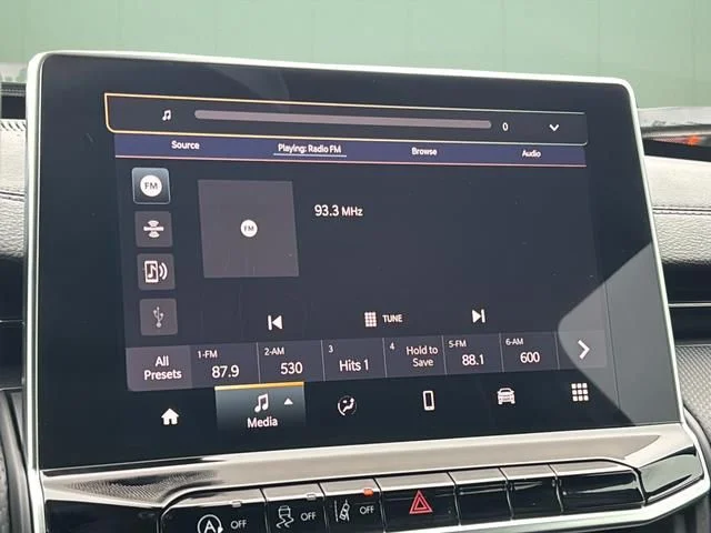New 2026 White/off-white Jeep Latitude image 32