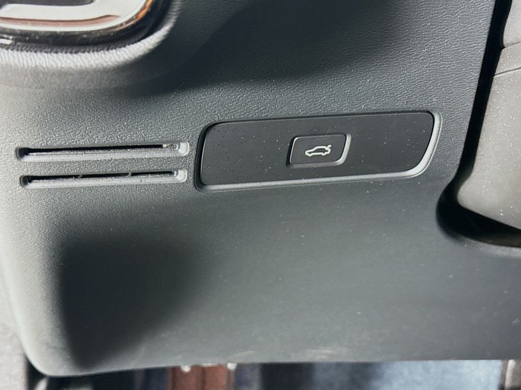 Used 2023 White Volvo Twin Plus image 11