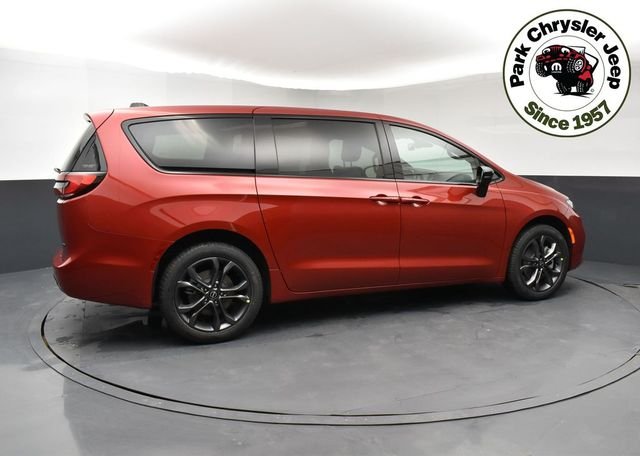 New 2026 Red Hot Pearl-Coat Exterior Paint Chrysler Select image 3